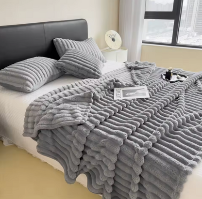 Breit gestreifte Kuscheldecke – Weiche Wohndecke für Sofa, Bett & Haustiere