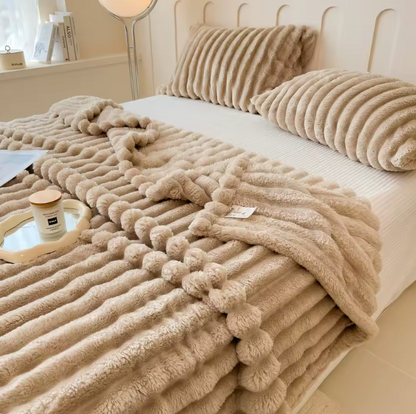 Breit gestreifte Kuscheldecke – Weiche Wohndecke für Sofa, Bett & Haustiere