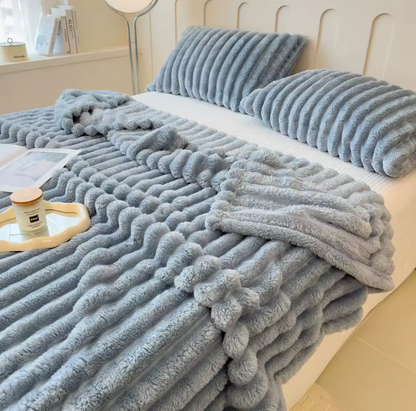 Breit gestreifte Kuscheldecke – Weiche Wohndecke für Sofa, Bett & Haustiere